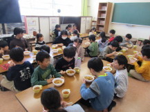 みんなでカレーうどんを食べている様子